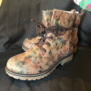 Kids Boots. Like New with Box (missing cover)